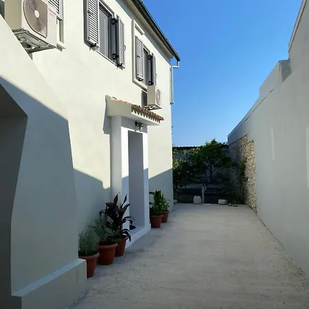 Geropalas Spacious Garden House Сasa de vacaciones *