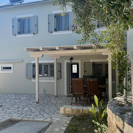 Geropalas Spacious Garden House *